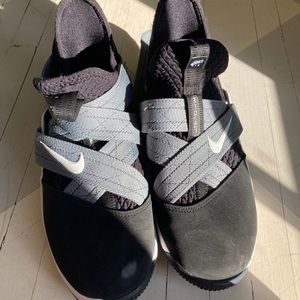 LeBron‘s Kids nikes